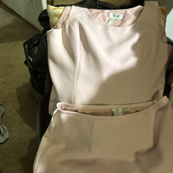 LE Suit - two piece skirt suit
S 12P - Picture 7 of 9